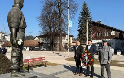 Полагање вијенаца на спомен-обиљежју команданту Срђану Кнежевићу